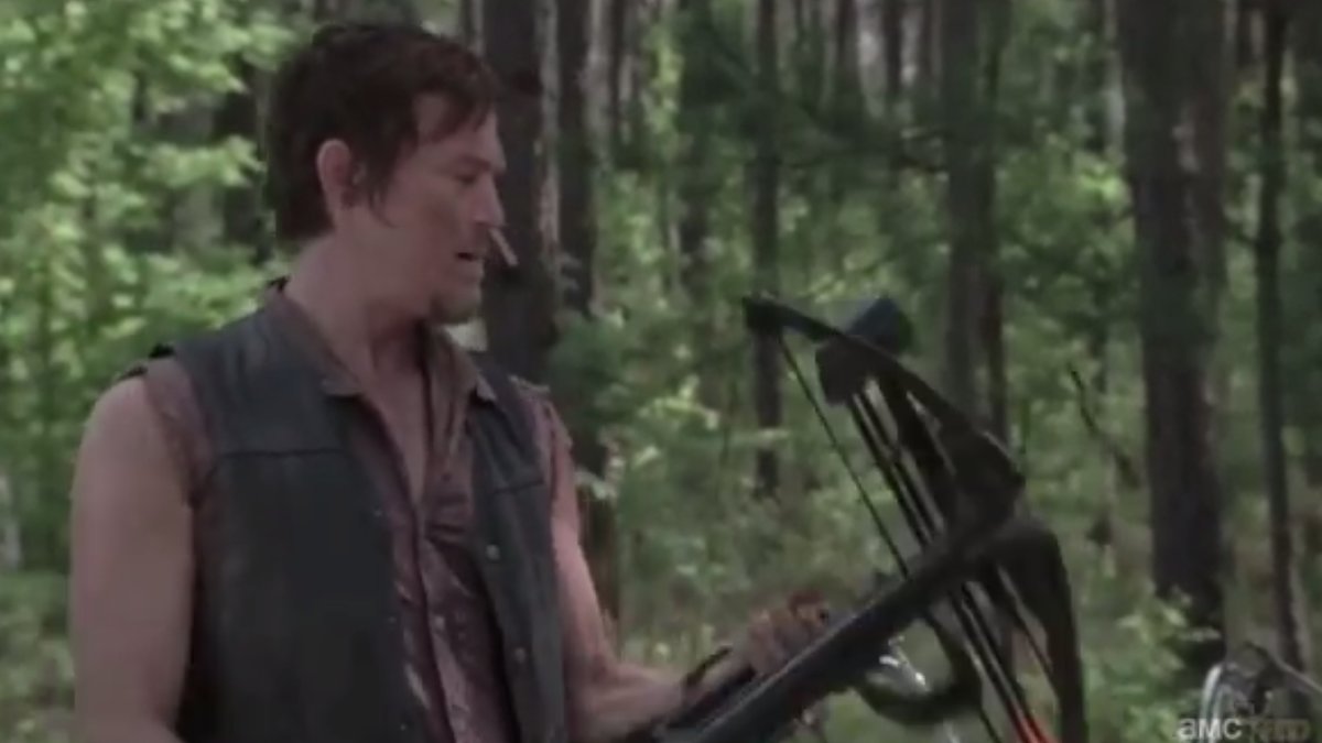 3. De andra i gruppen använder sig av spadar och knivar. Daryl kör på armborst. Lite coolare – lite bättre. 
